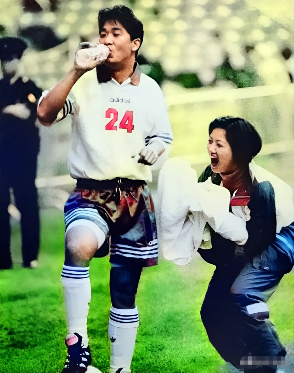 老照片,老戏骨张国立年轻时也爱踢足球,他的妻子也是他的一个小迷妹.