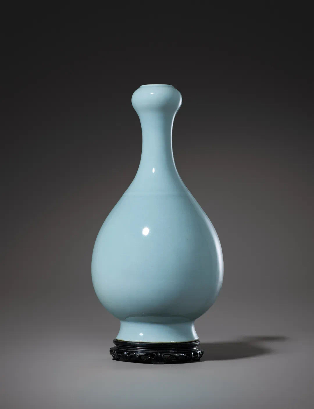 清雍正 仿汝天青釉弦纹蒜头瓶