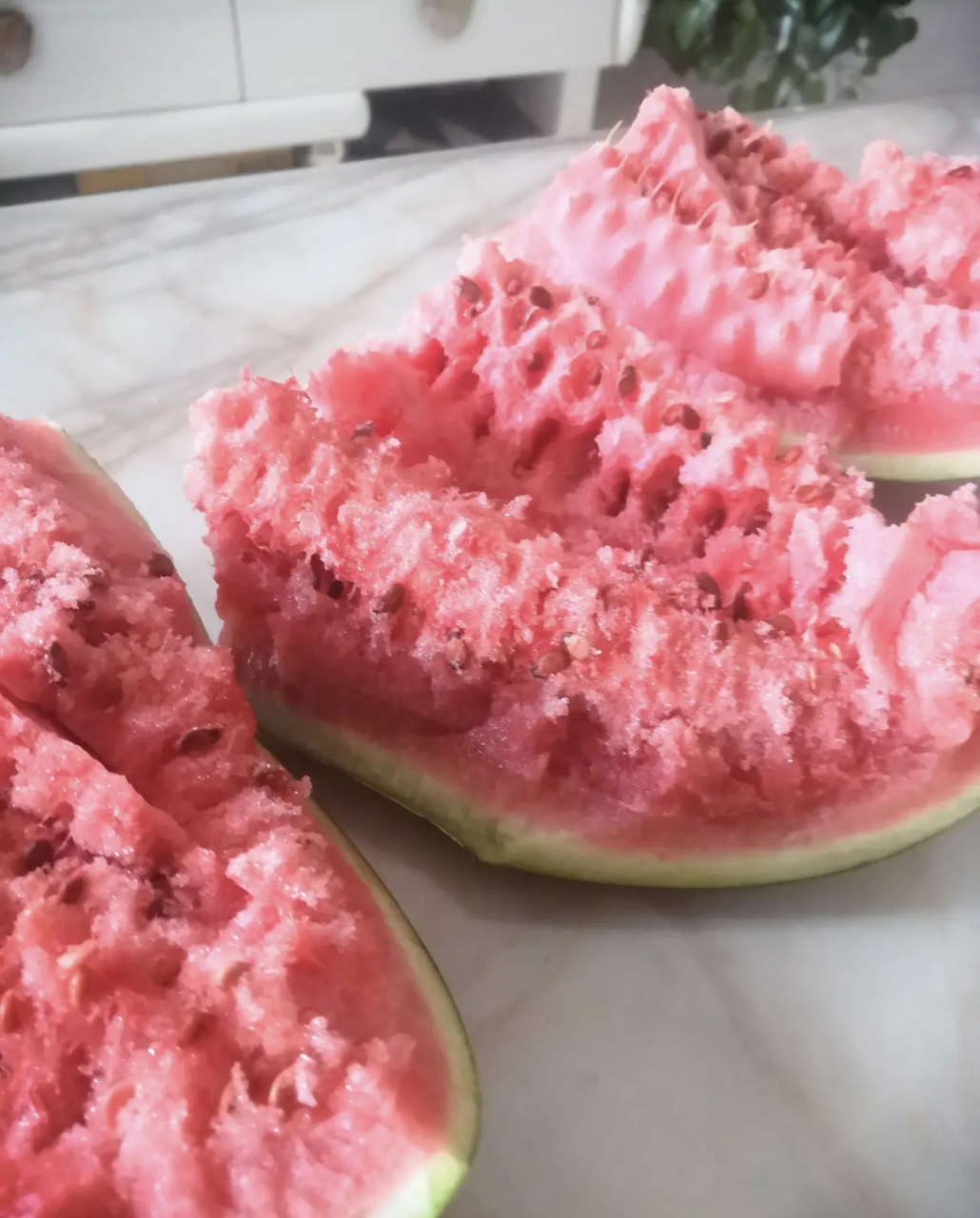 粉嘟嘟的沙瓤西瓜,美美地满足了我夏天时候的贪吃胃[左捂脸][左捂脸]