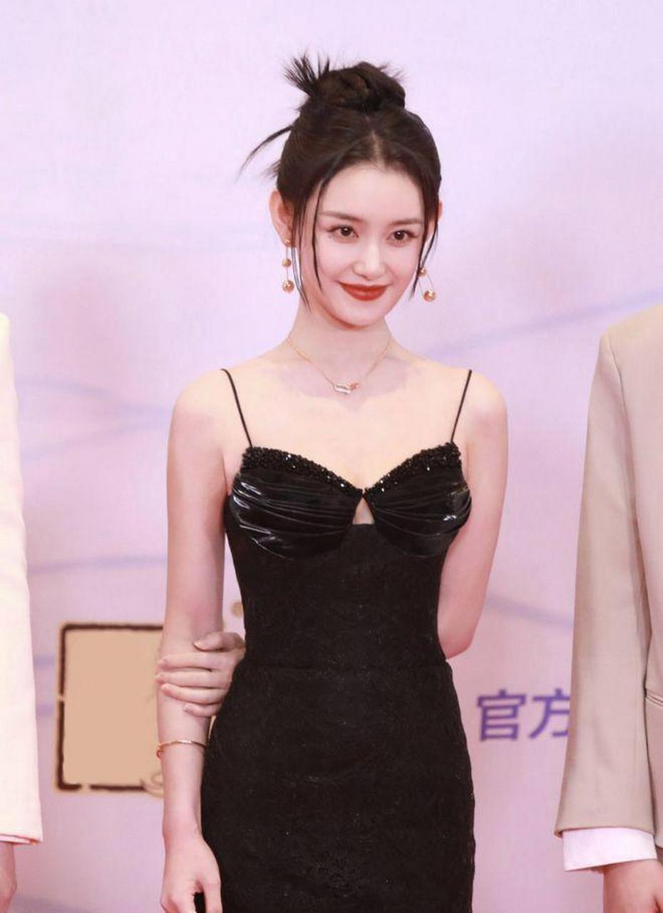 蒋依依红毯拍照把裙尾扯掉了,网友:裙摆是粘上的吗 近日,蒋依依在出席