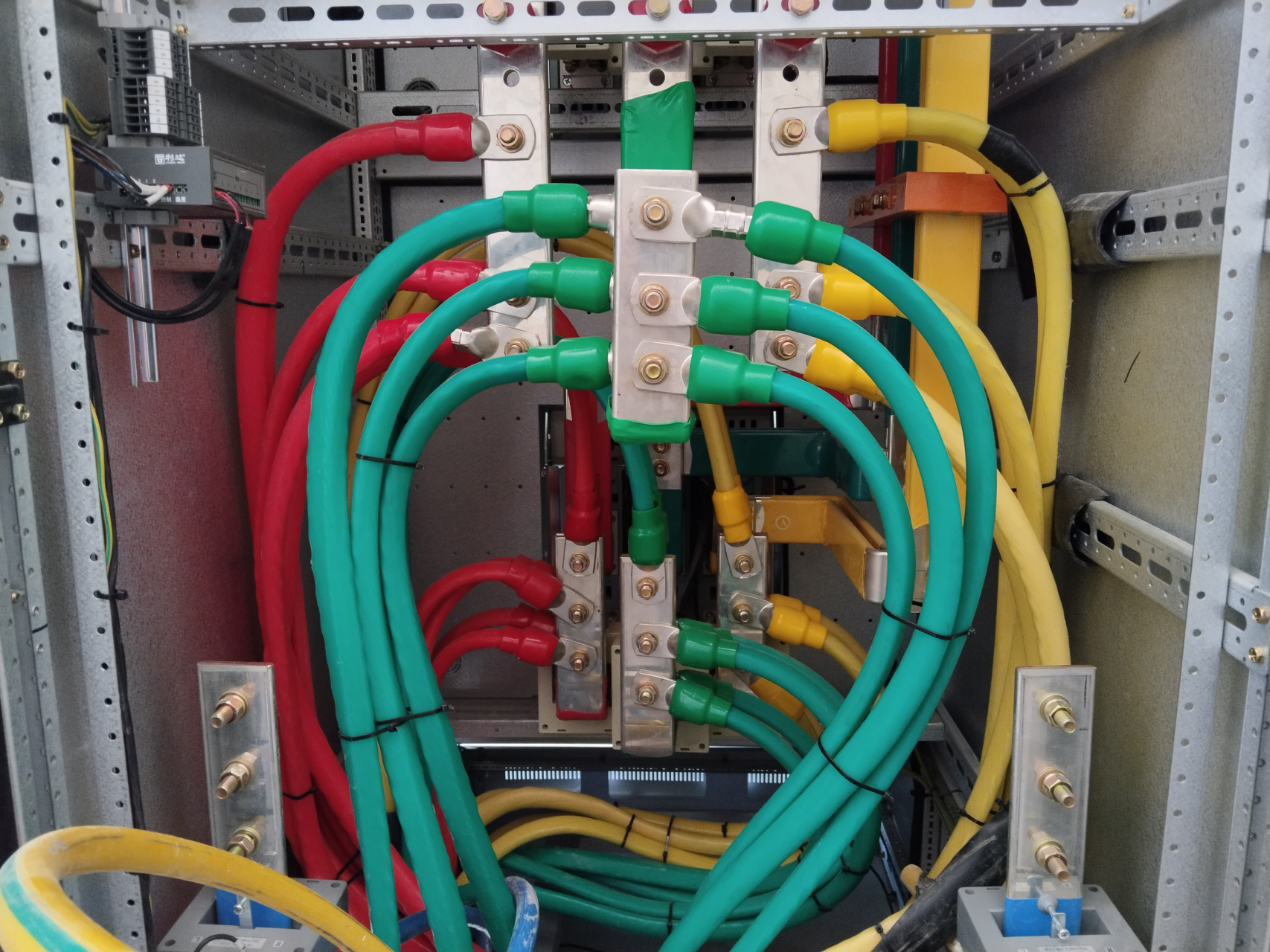 配电柜接线,好不好看,我不管!3*240太粗太硬,柜体撑满,累倒男子汉!