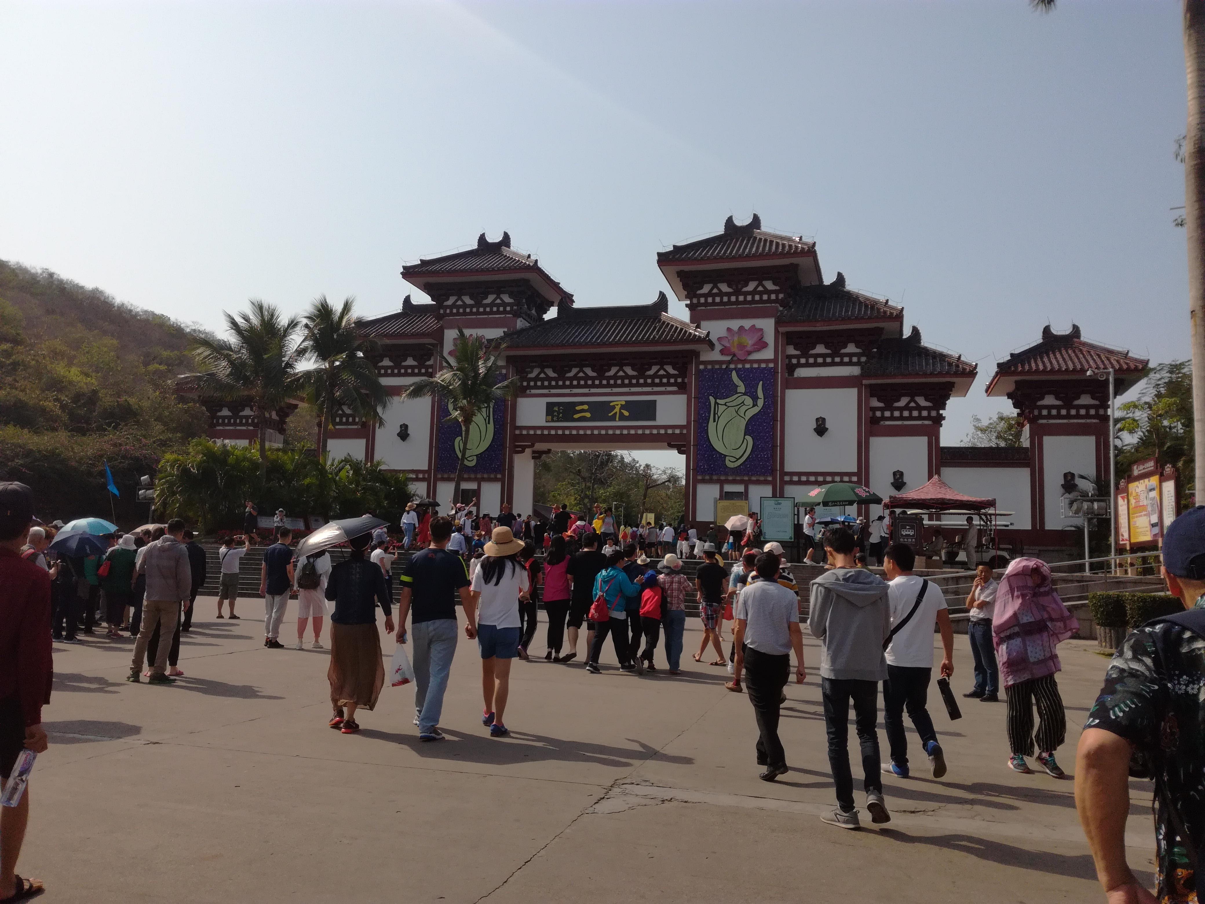 南山文化旅游区面朝浩瀚的南海,位于中国海南岛南端的热带滨海城市