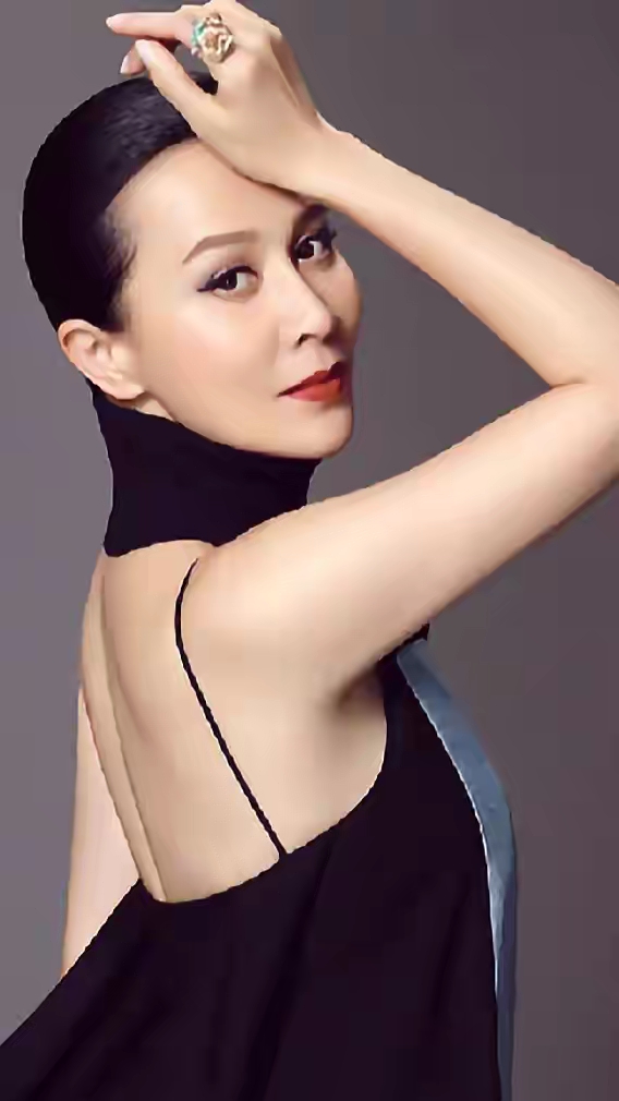 大姐大刘嘉玲穿低胸裙,尽显性感迷人的女神