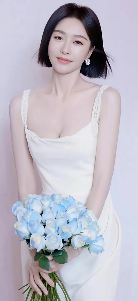 秦岚白色抹胸吊带连衣裙,优雅性感#明星生图大赏