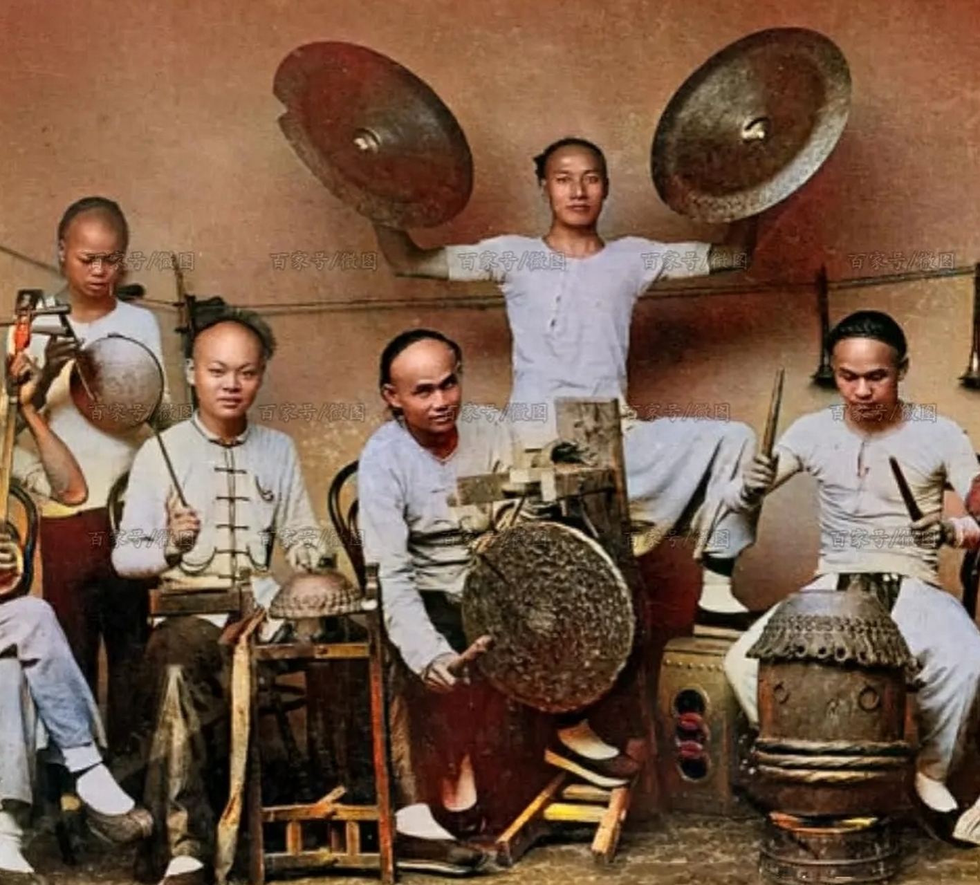 图为晚清末年常见的乐队老照片,晚清年间乐队的成员大部分由男子组成