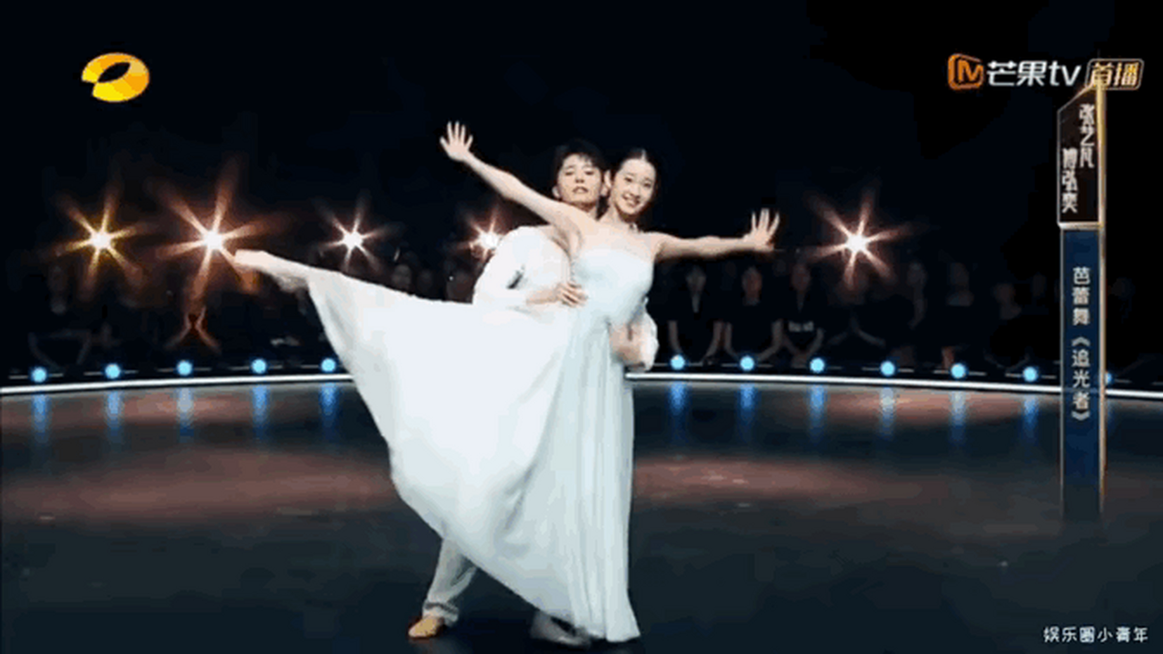 《追光者》这段舞蹈认识了这个像精灵一样的小女孩,她探头一笑娇俏