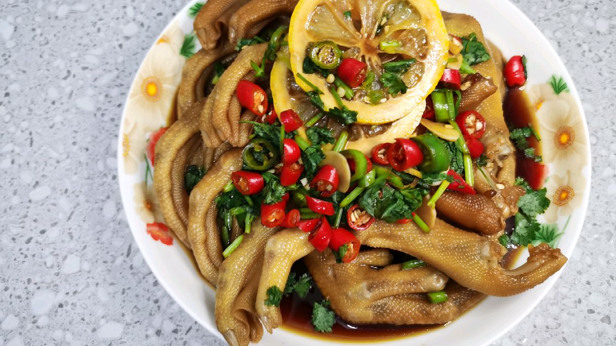 凉拌鸭脚,筋多皮厚,口感饱满有嚼劲,还香辣开胃!