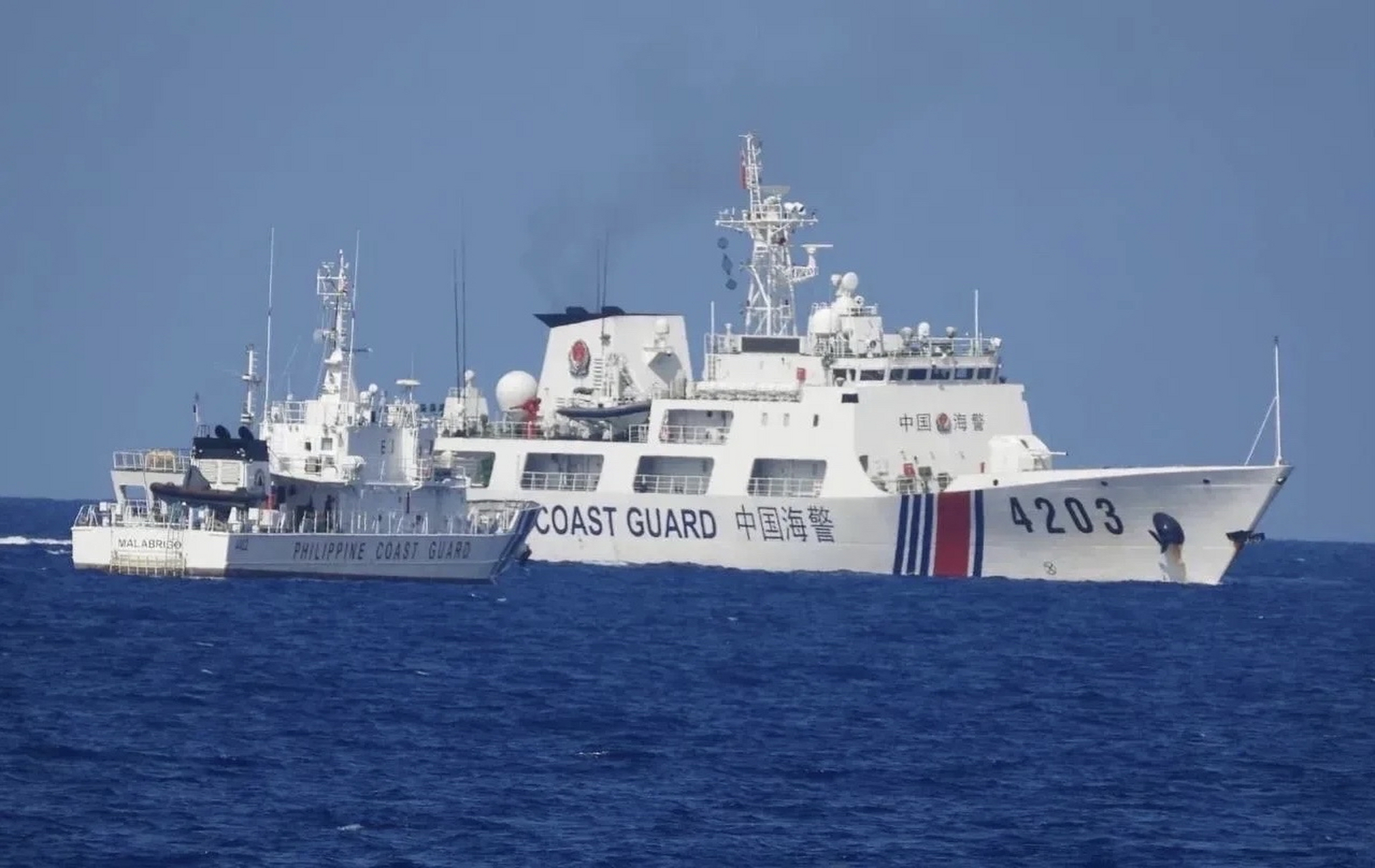 菲船只故意冲撞中国海警证据公布,更多细节曝光