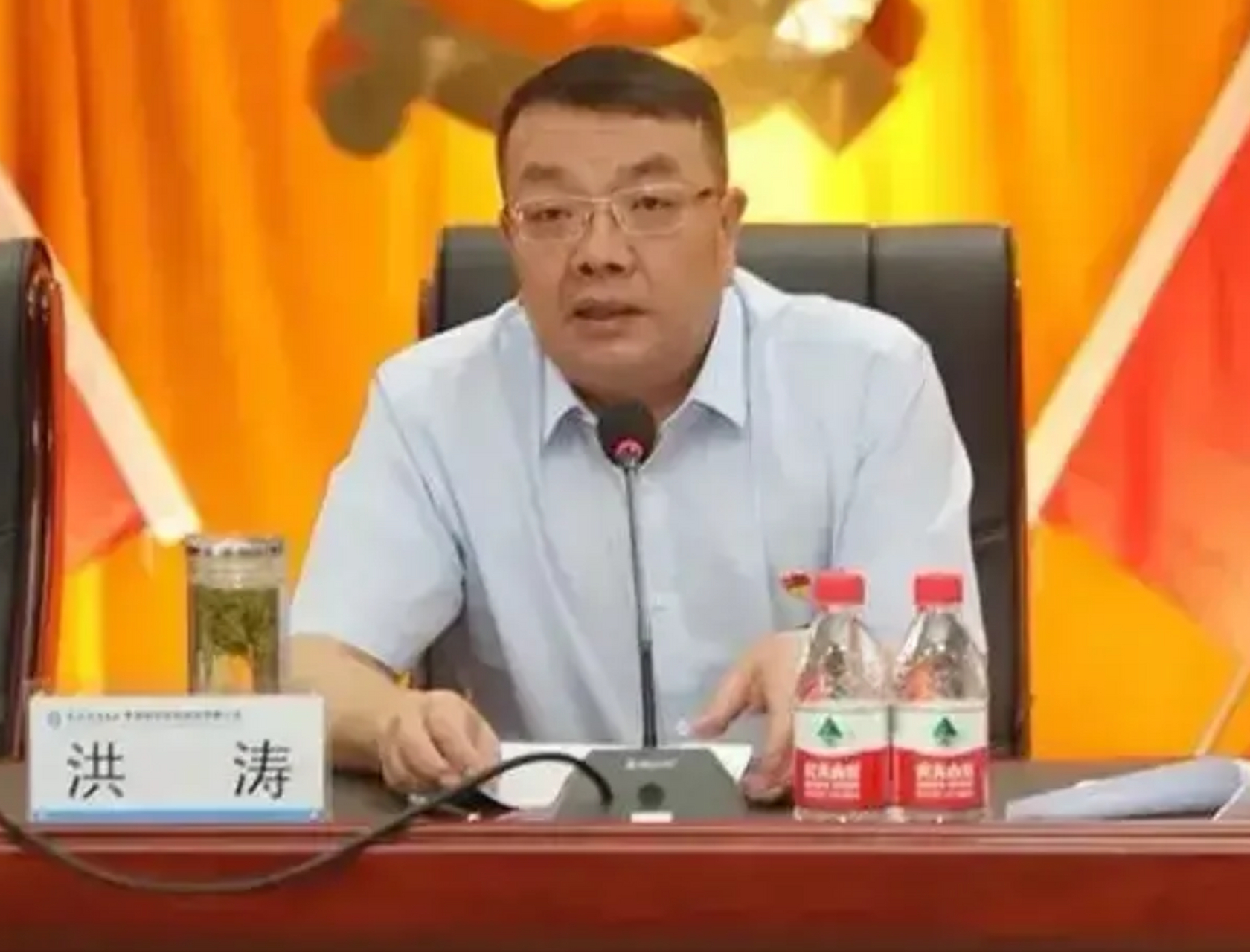 猪小明和喝酒被处理的厅官洪涛,不能说长得很像,只能说简直就是复印.