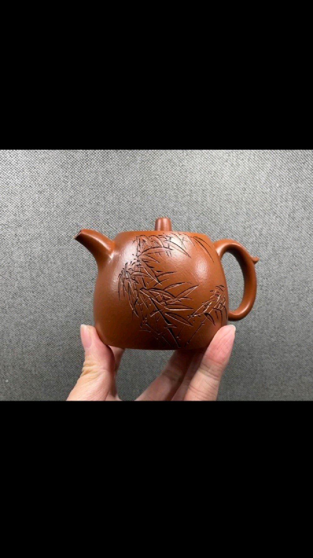 姚华君老师的井栏紫砂壶,刻绘竹叶题材,字体雕刻刚劲有力