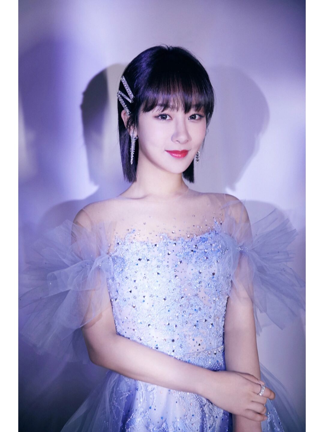 近日杨紫拍写真穿搭浓妆红唇配上短发气质好出众身穿一袭蓝色