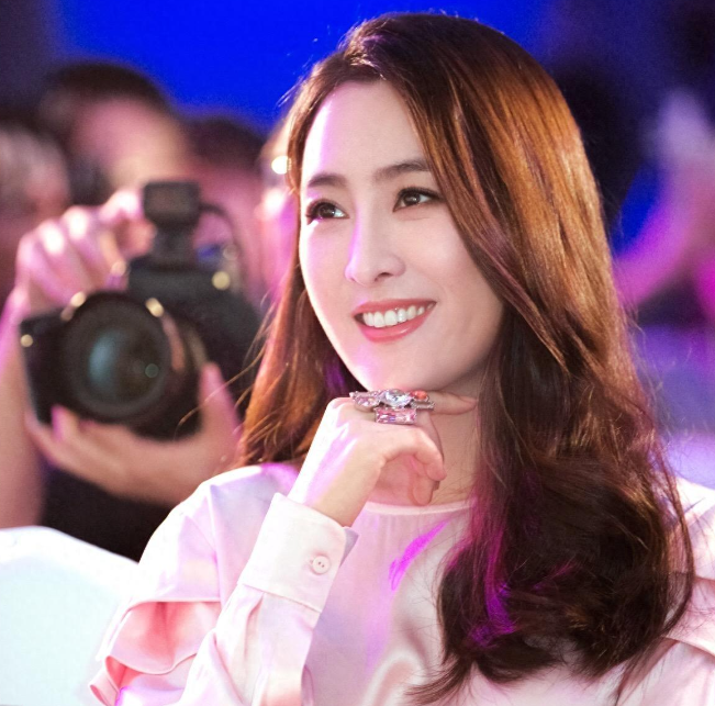 圈内"女炮王"!被叫"老鸨"讨好男人上位,与黑人夜店贴身热舞