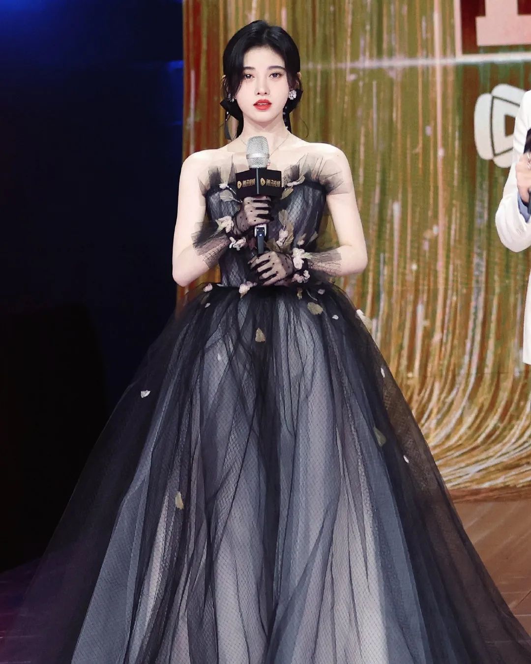 穿黑纱礼服的鞠婧祎