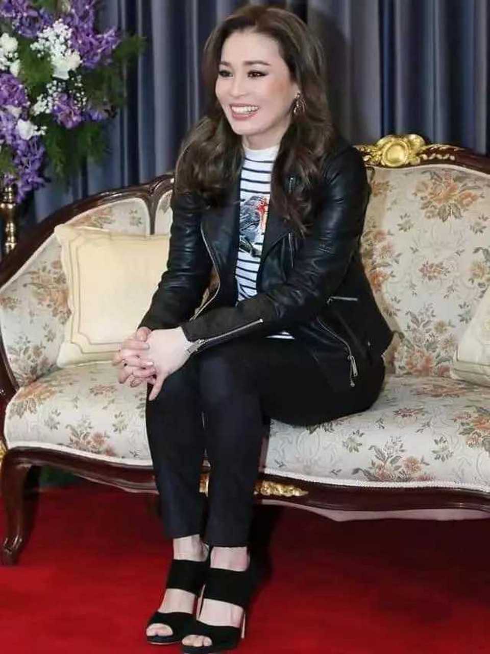 泰国苏提达王后穿皇室"专用色"露面,从头到脚竟然都是黄色.