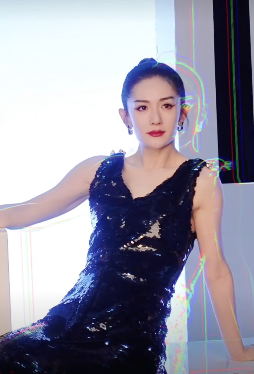 谢娜身穿亮片礼服扮酷,接上去的马尾辫太潇洒了!