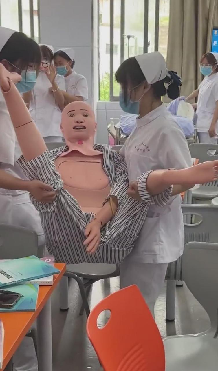 我好像从假人身上看到了一丝无奈