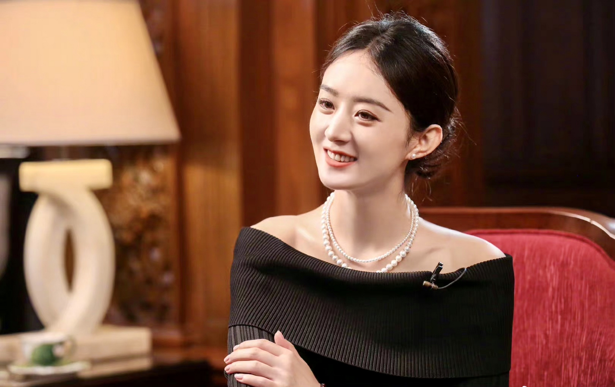 赵丽颖曹可凡合照# 赵丽颖做客曹可凡的访谈《可凡倾听》,早期是圆脸