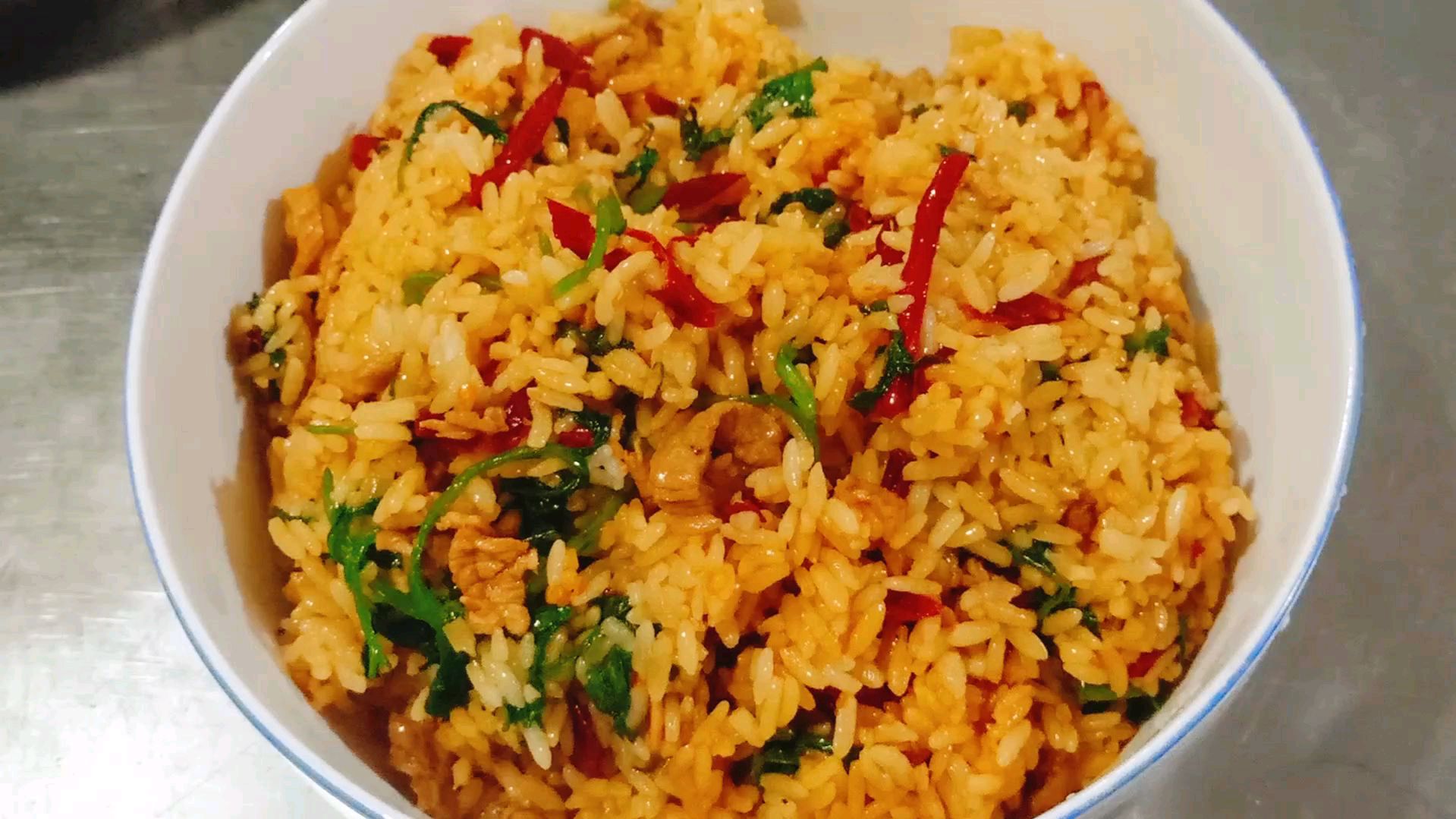 香辣肉丝炒饭,忙的时候没时间做饭不用愁,来一份有菜有饭了