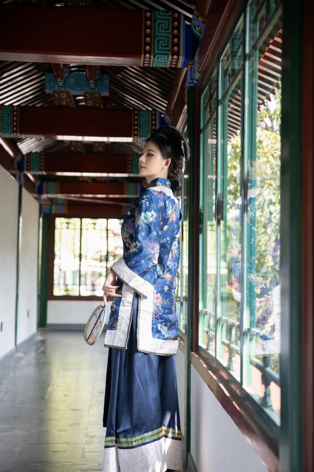 满族传统服饰的现代美