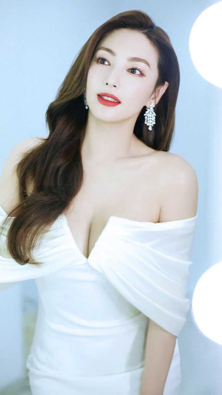 张雨绮原名张爽,出生于山东德州,毕业于上海戏剧学院附属戏曲学校