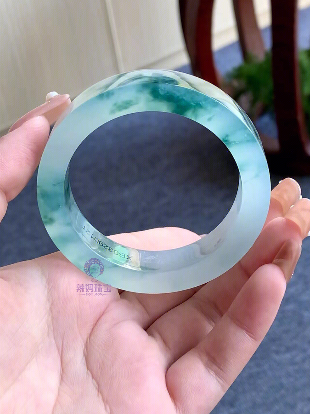 一幅丹青水墨画飘蓝花翡翠手镯