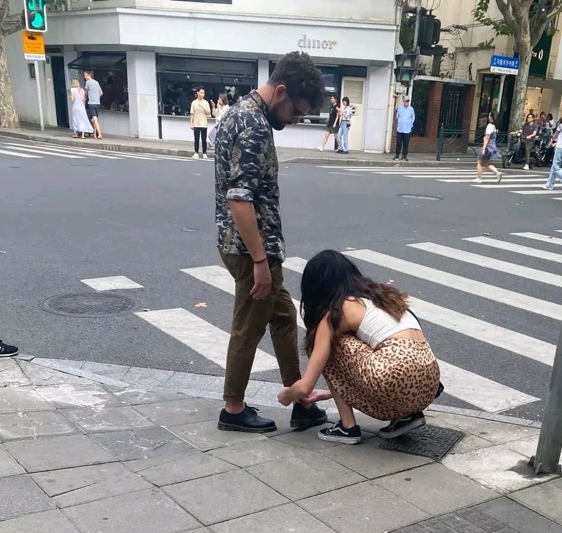 上海闹市街头,一位小姐姐当众帮男友系鞋带,大家怎么看?