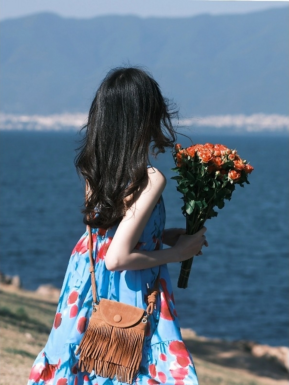 手捧玫瑰,面朝大海,向往诗和远方