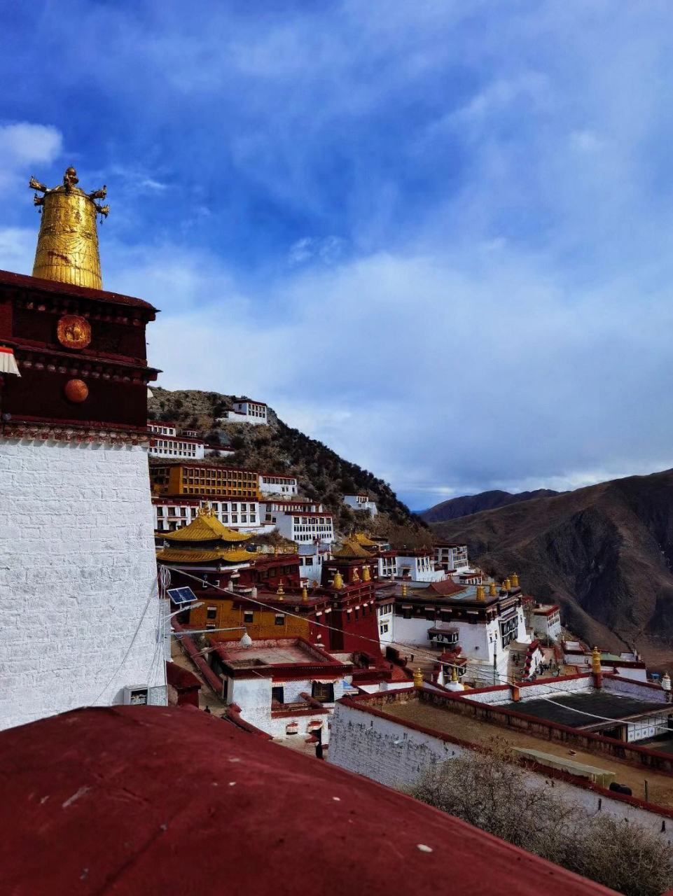 噶丹寺,又称甘丹寺,全名甘丹朗杰林,直择为喜足尊胜洲,位于拉萨市以东