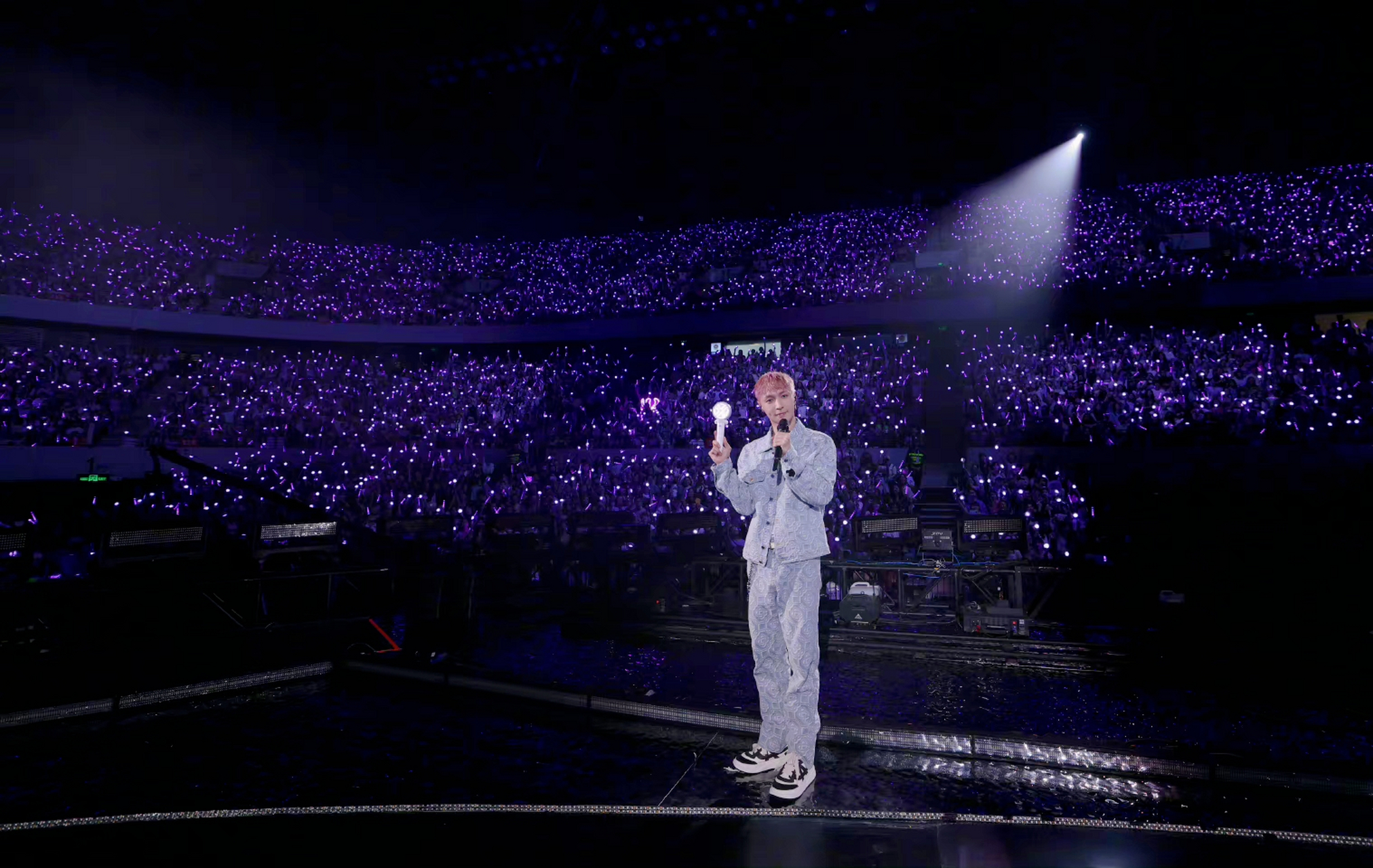 张艺兴演唱会中控真的很漂亮 尤其是背景美极了 #张艺兴2023大航海