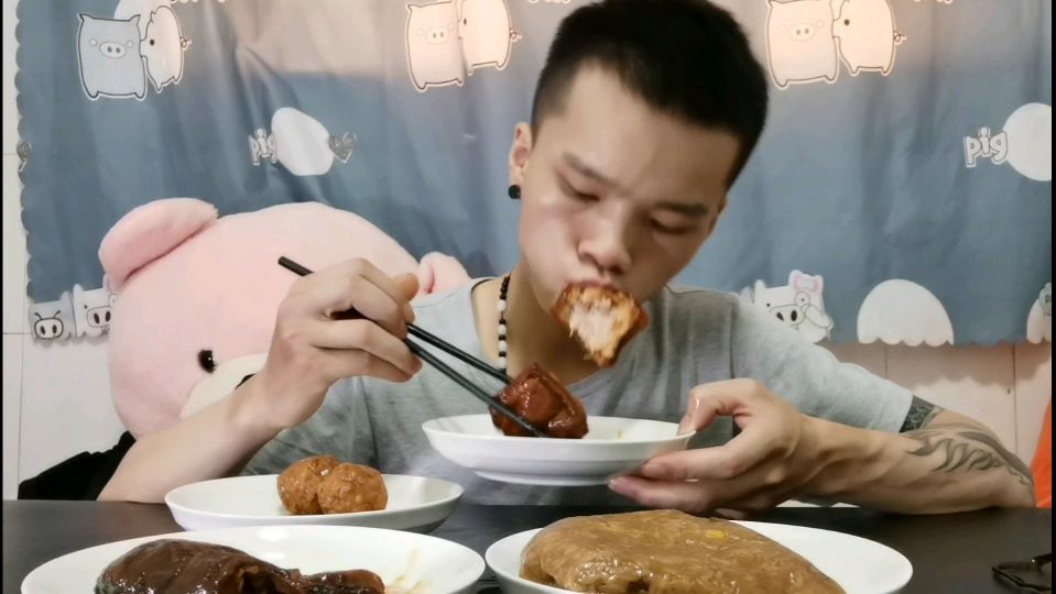 小伙用私房钱买来红烧狮子头套餐,猜得到开头,结果没想到!