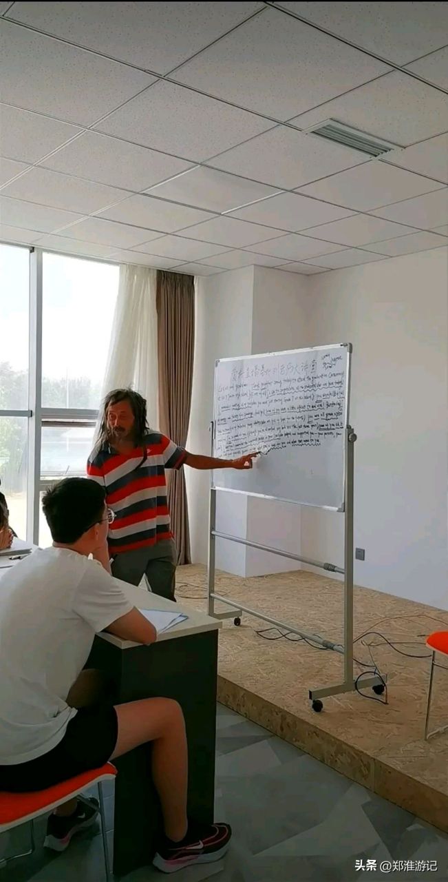 8月2日,流浪大师刘彦宏在众多爱心人士的帮助下终于再次走上讲台,在