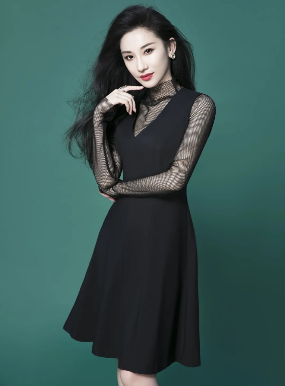 朱子岩,原名朱泠谛,1985年12月29日出生于贵州省贵阳市,中国内地女