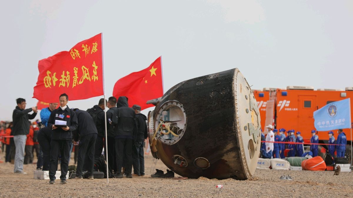 热烈庆祝,我国神舟15号载人飞船返回舱成功着陆