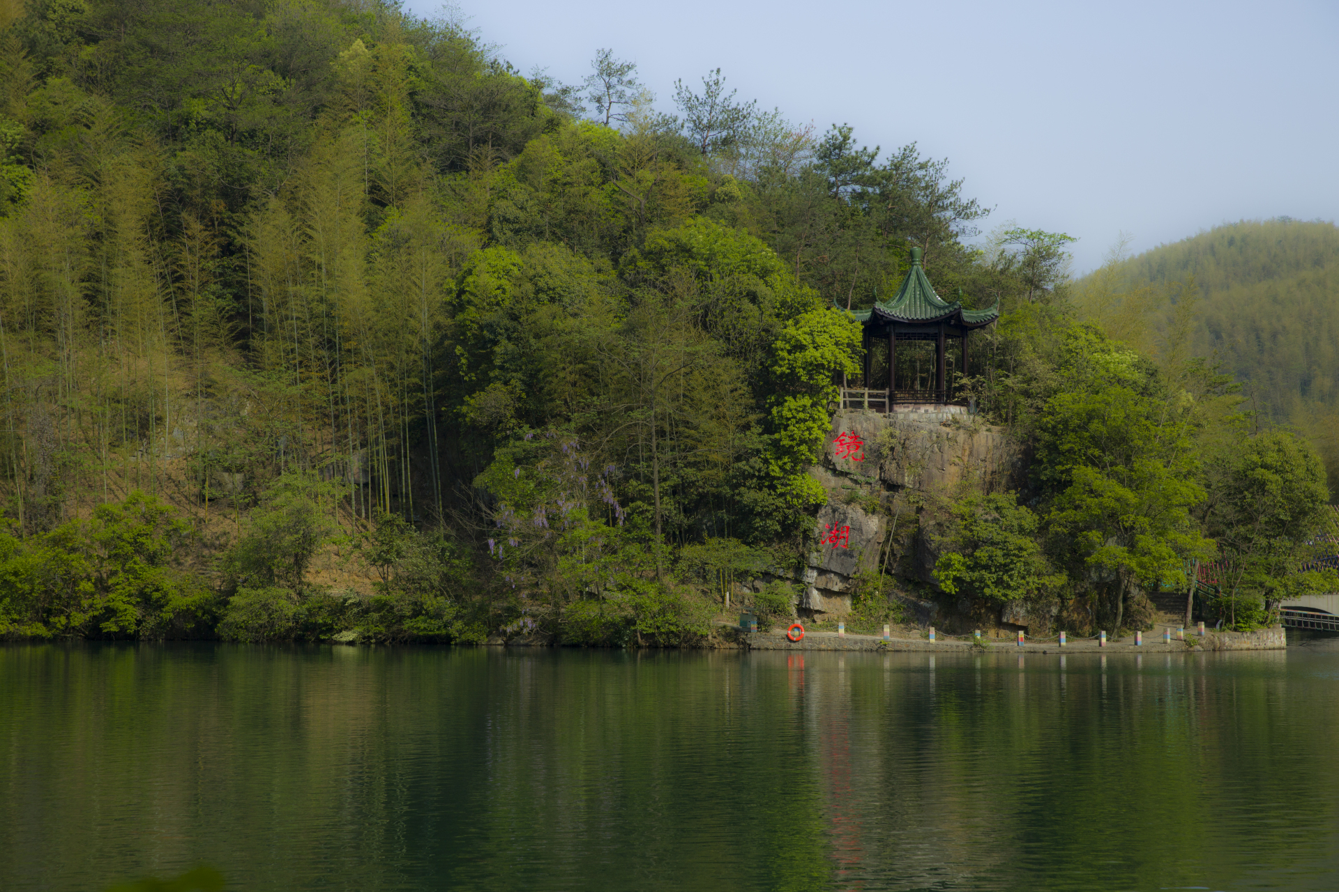 无锡宜兴竹海素有"华东第一竹海"之称,景区内共有近20万亩的竹子.