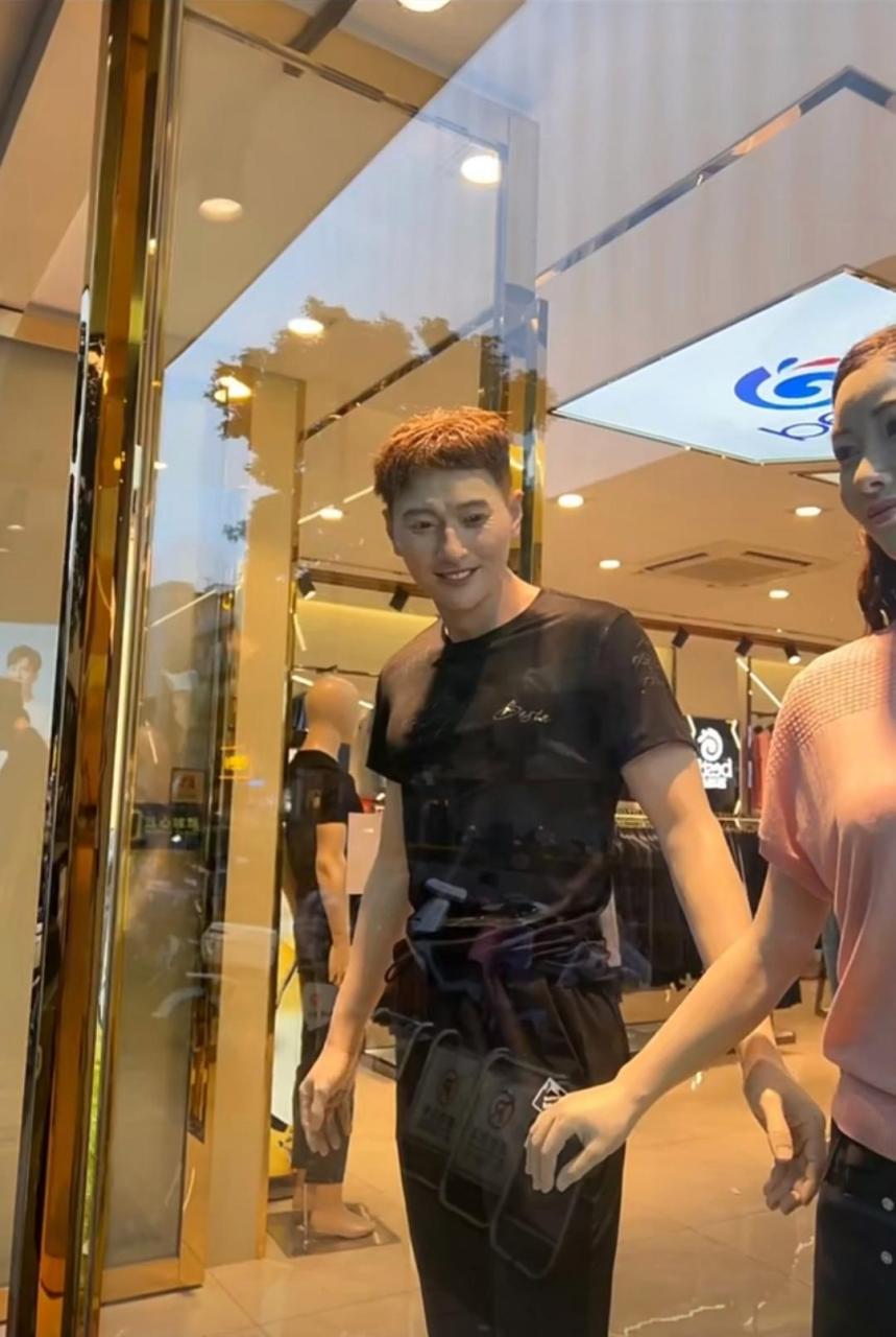 太硬核了,现在服装店的假人模特有多真!