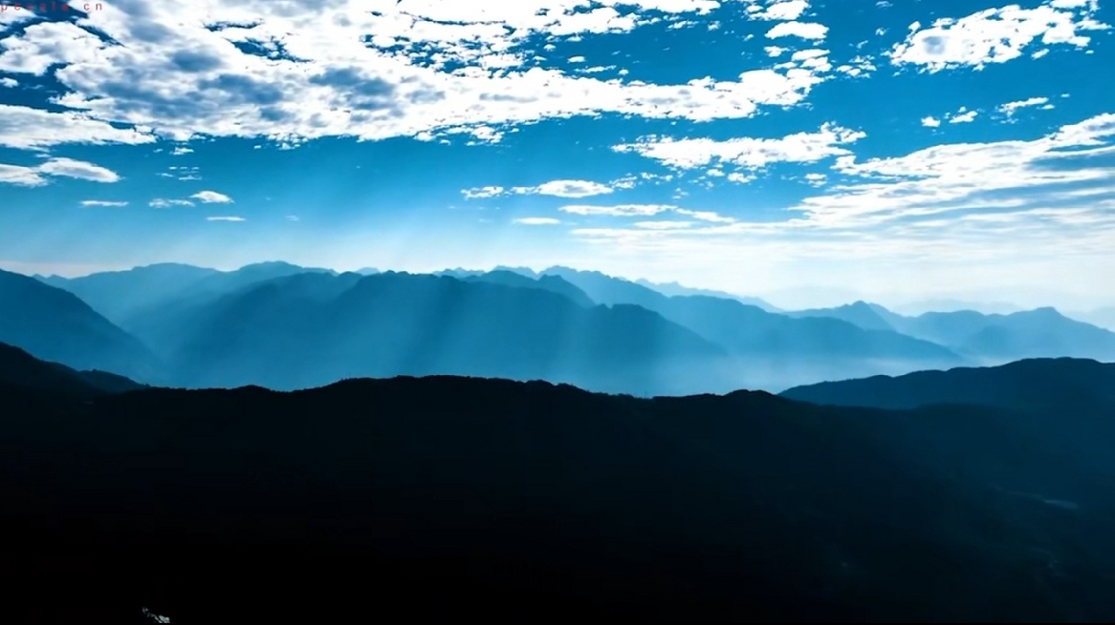 云南大围山云海遇上丁达尔光 丁达尔效应是当一束光线透过胶体,从垂直