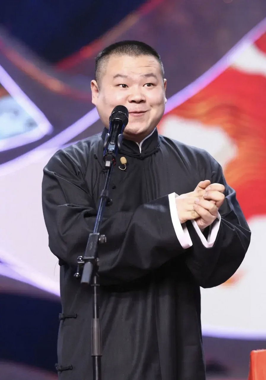 一次,岳云鹏开了一辆豪车回村里,结果刚到他大姐就对岳云鹏说:"弟弟啊