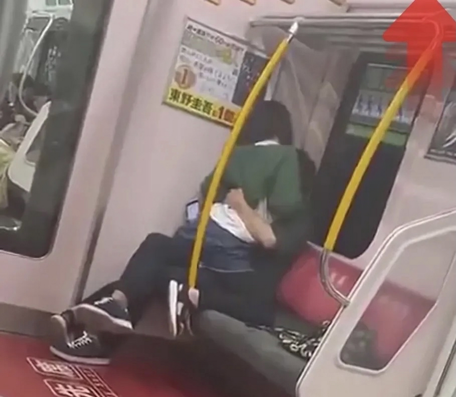 地铁上一男一女,男生坐在座位上,女生骑在男人身上,男子的手不断的在