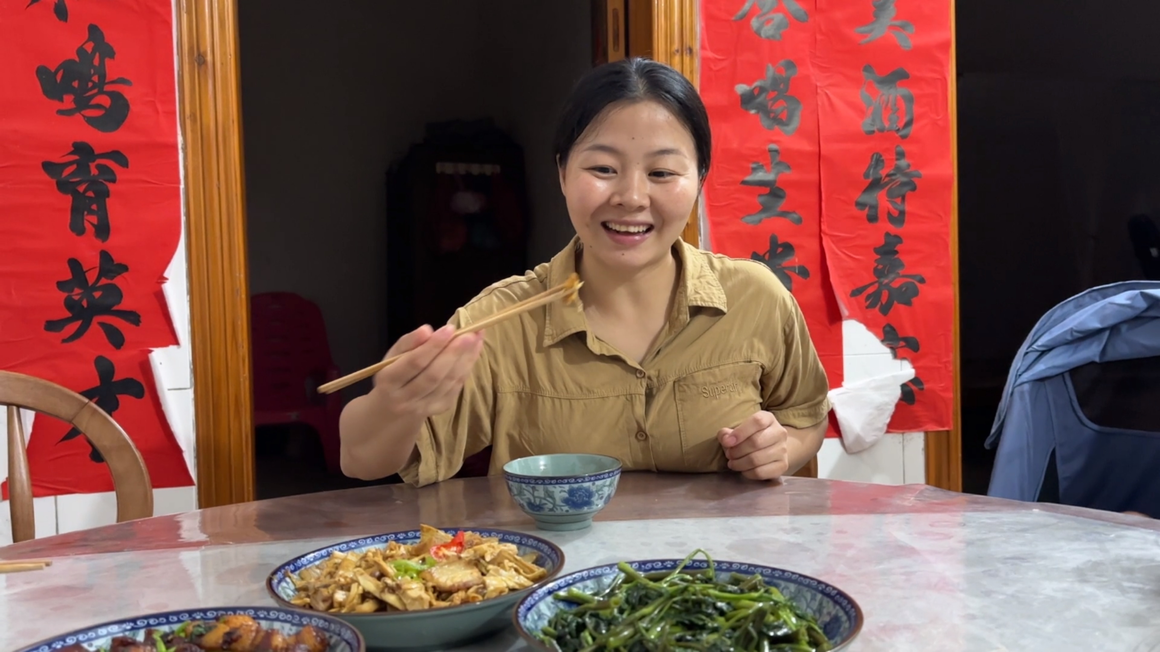 准备半天才炒出来的菜,小翠与金妈不停称赞,阿金厨艺越来越好了