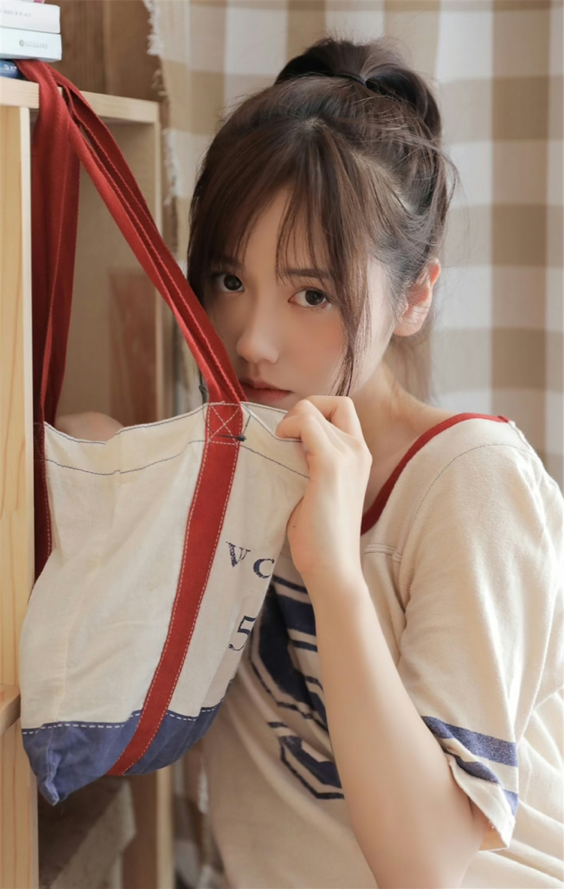 清纯美女# #美腿玉足# 运动美女居家自拍生活照