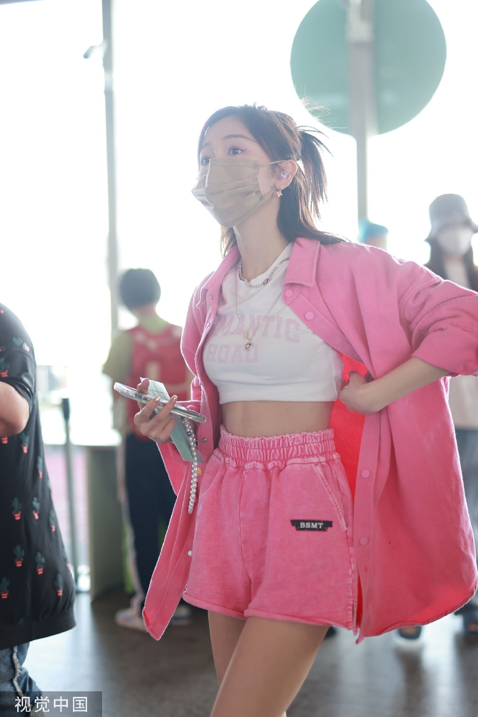 组图：吴宣仪粉嫩少女造型亮相机场 露出腰腹线条甜酷范十足第5张图片
