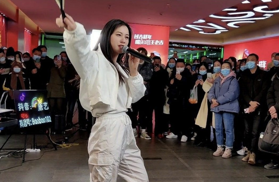 中国网红歌手唐艺:靠着抖音一步步成长,前婆婆称她是"好儿媳"