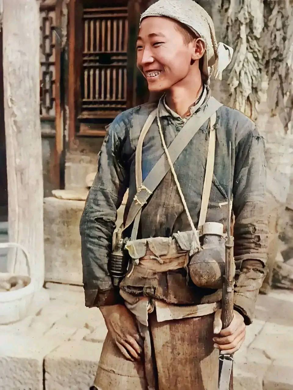 抗日战争时期,一位小八路的真实留影,照片中这位小战士看着也就十四五