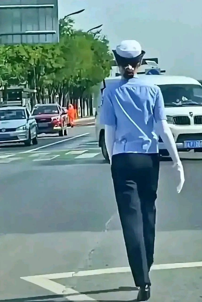 女交警无论背影还是侧面看上去确实很美,但绝不是一些人眼中的妖娆!