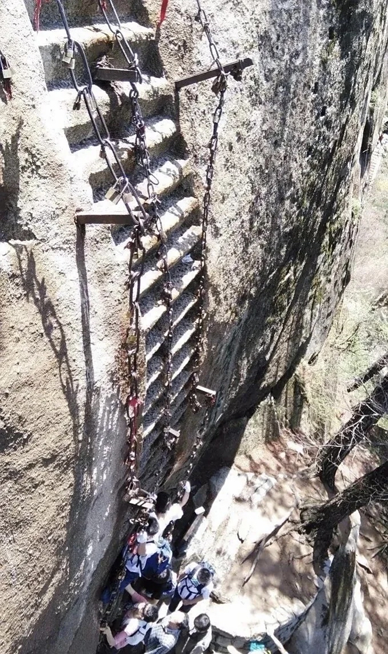 女游客登华山爬云梯时踩空,不小心从台阶上跌落.