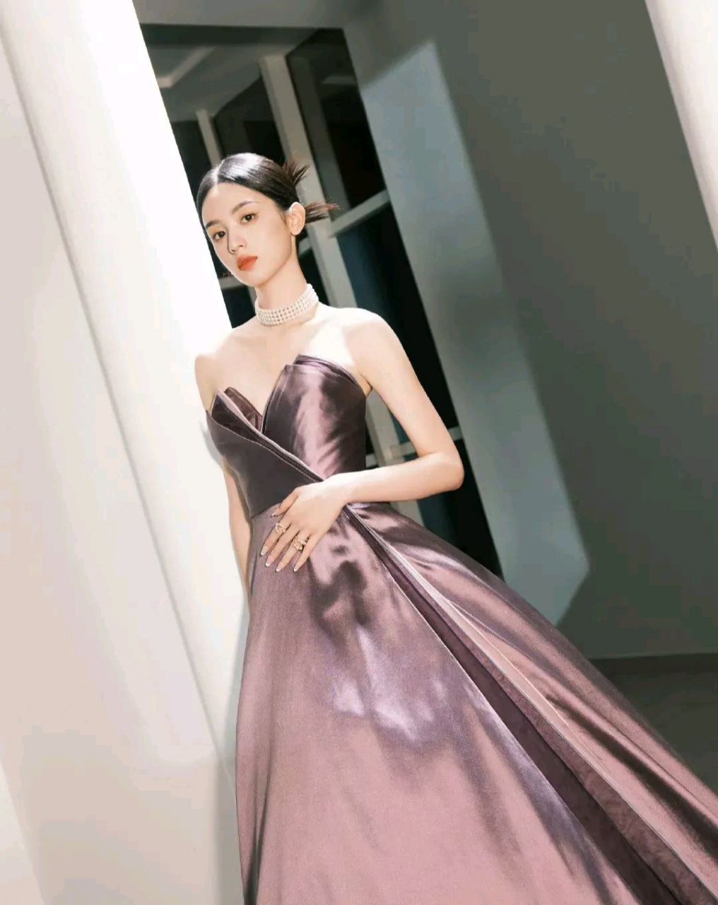 周也紫色礼服裙造型优雅美丽,最近在追她的护心 ,颜值演技都让人惊喜