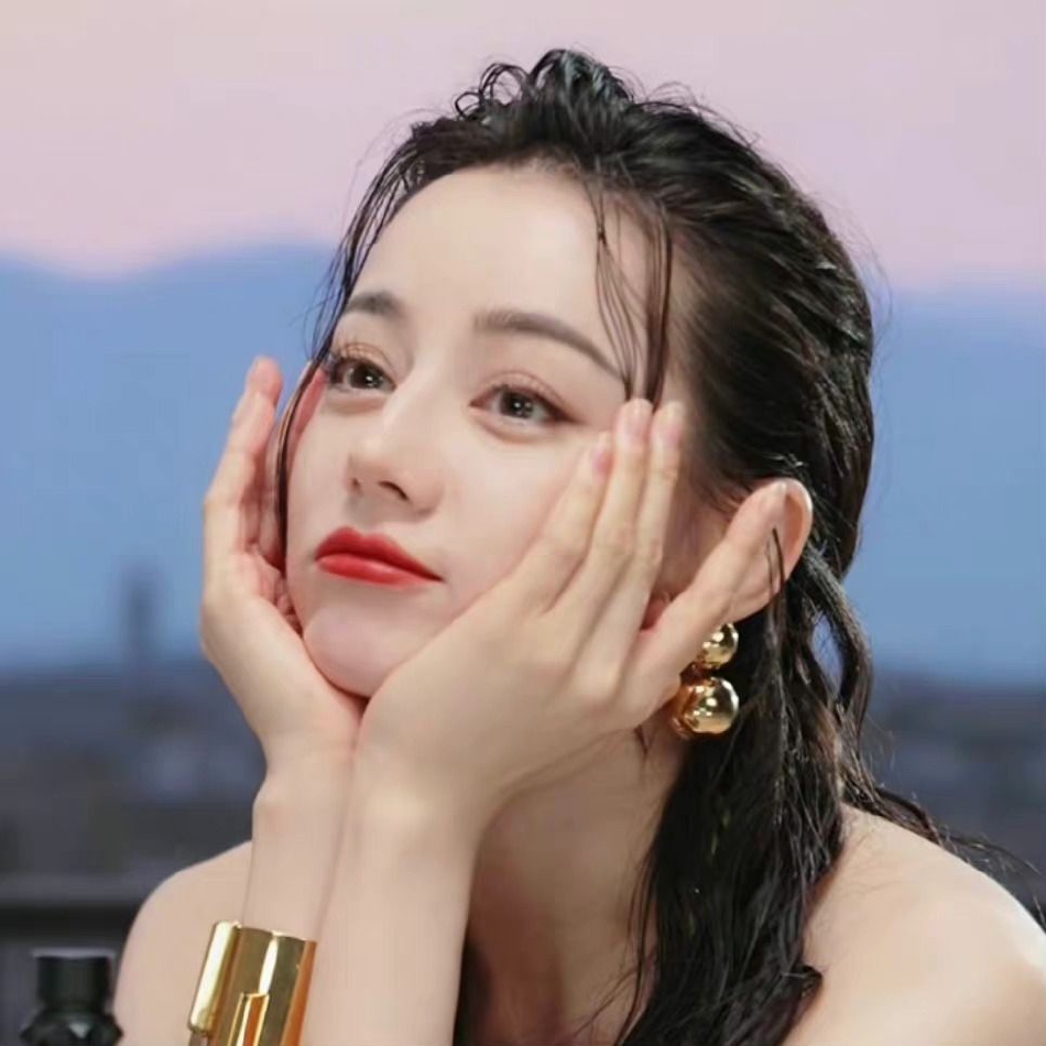 组图：迪丽热巴湿发造型写真释出 穿修身黄裙搭同色高跟鞋好迷人第6张图片