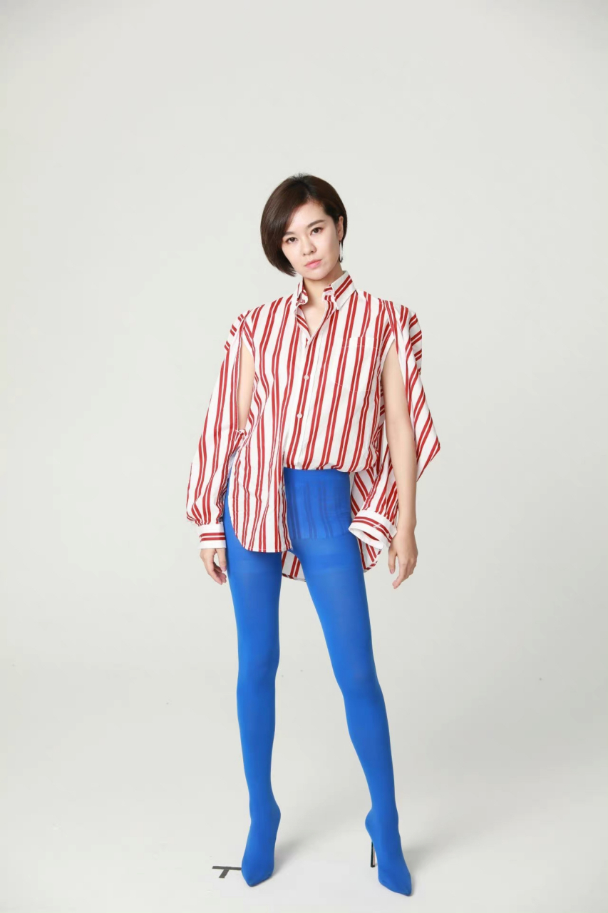 郁可唯仗着身材好,穿衣就是任性,蓝色丝袜直接当裤子外穿