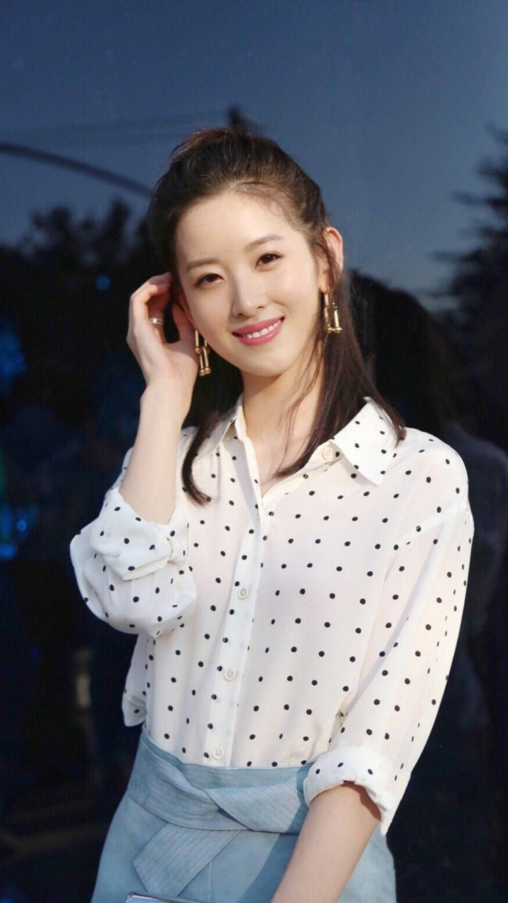 章泽天撞脸陈都灵# 章泽天陈都灵都是美女,一个是成功的女企业家乙 