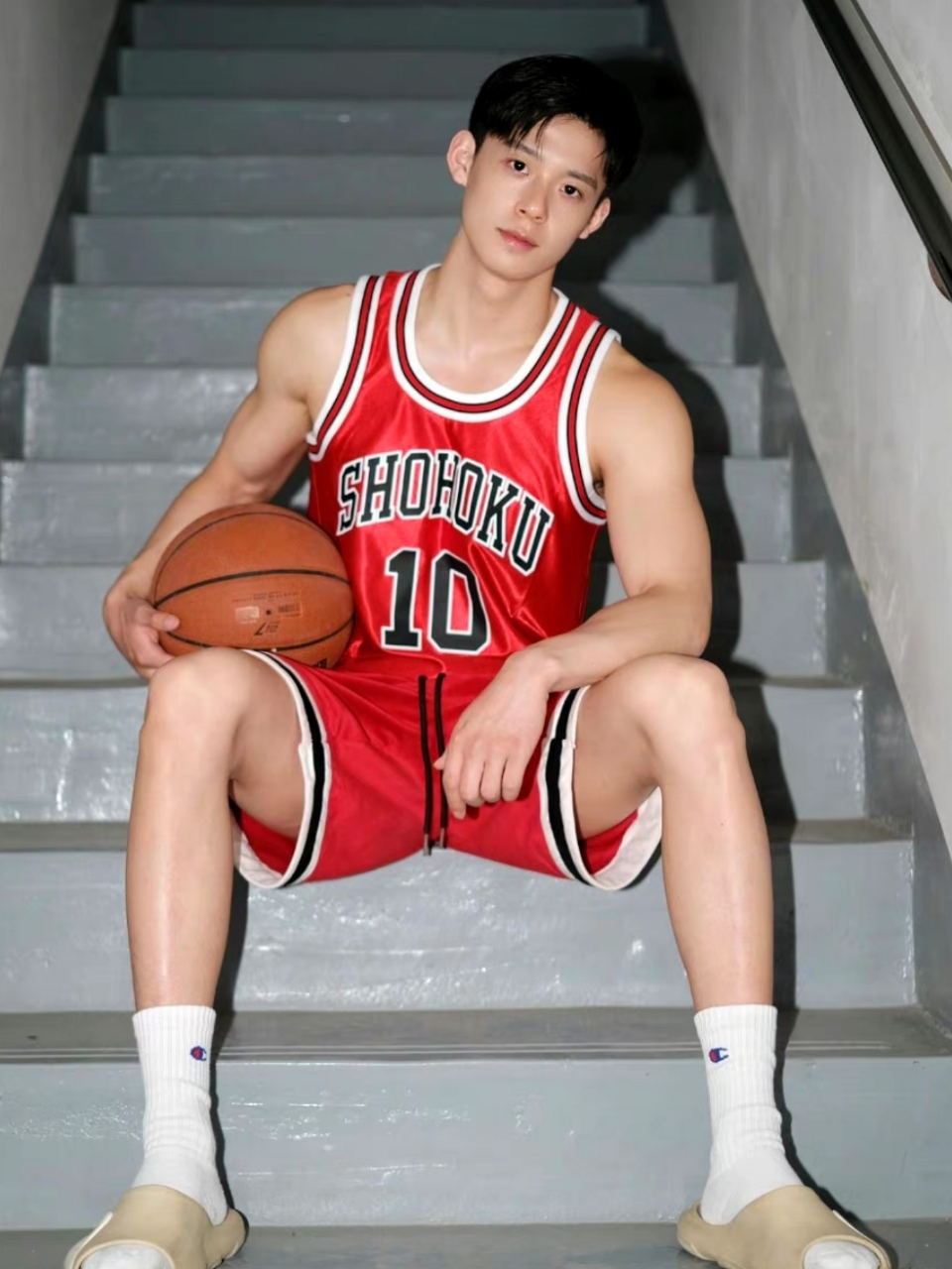 喜欢打篮球的运动男孩,身上的阳刚之气真是让人心动,也不知道他有没有